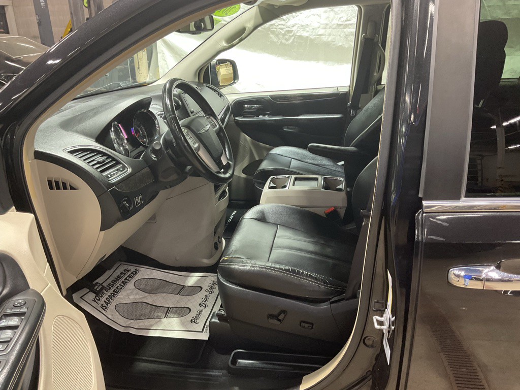 2016 Chrysler Town & Country Image 8