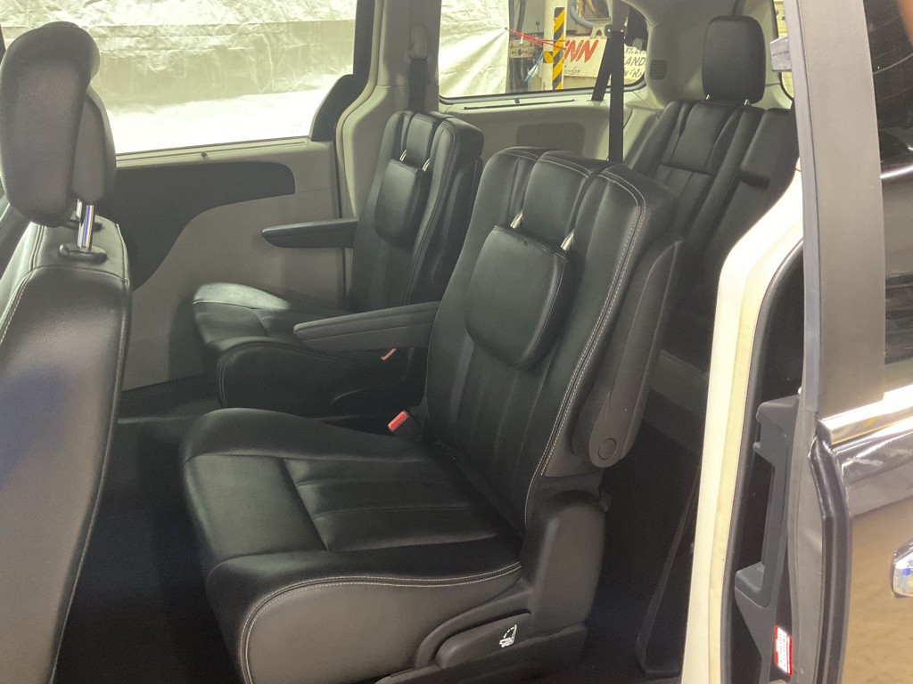 2016 Chrysler Town & Country Image 9