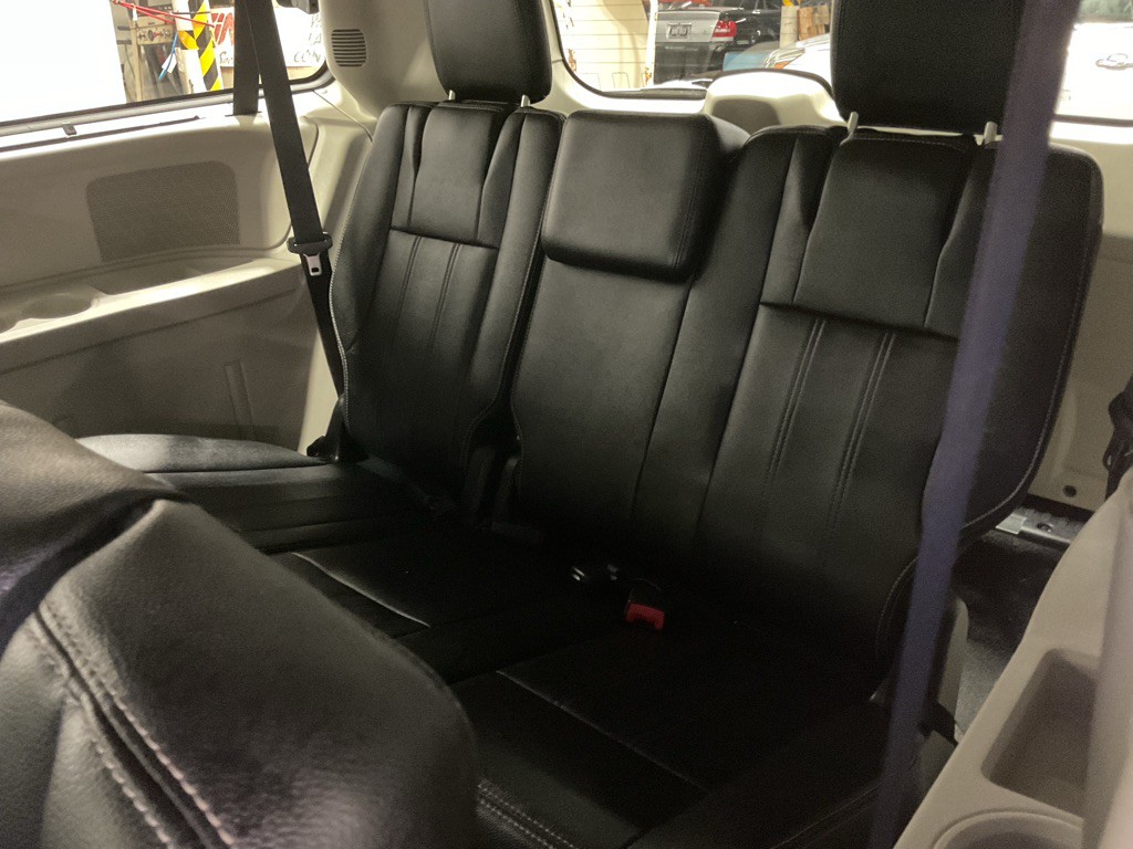 2016 Chrysler Town & Country Image 10