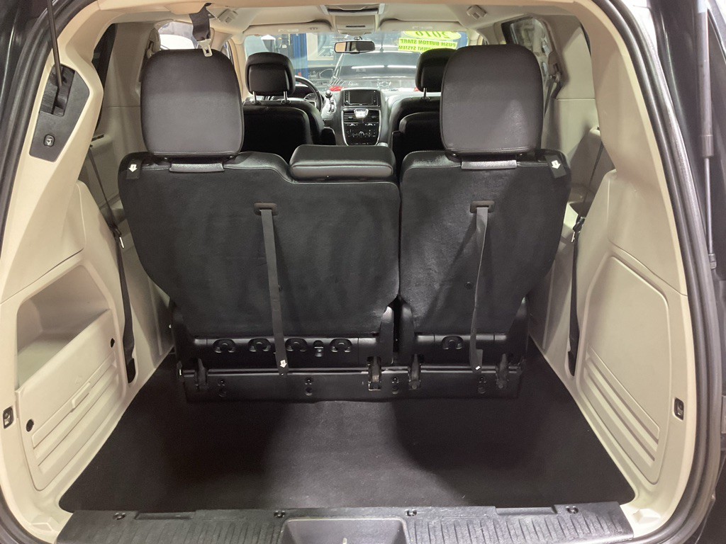 2016 Chrysler Town & Country Image 11