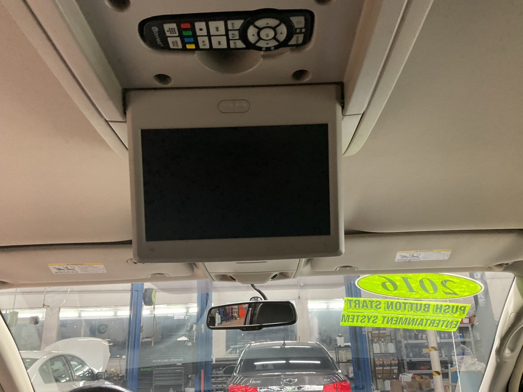 2016 Chrysler Town & Country Image 12