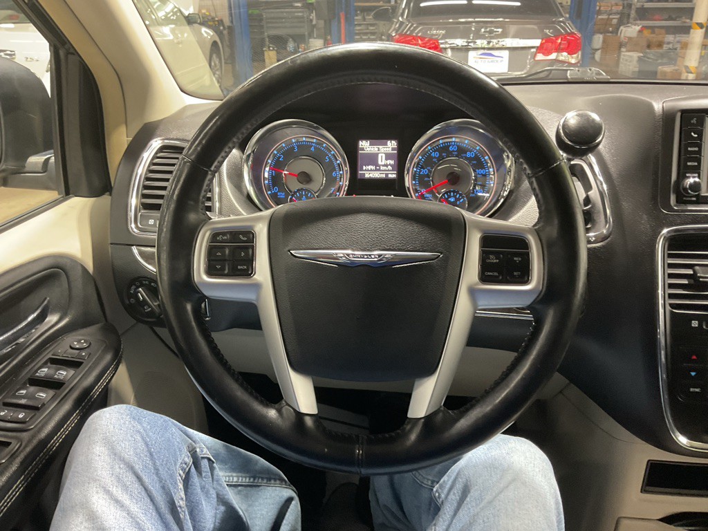 2016 Chrysler Town & Country Image 13