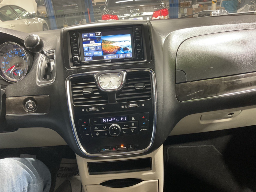 2016 Chrysler Town & Country Image 14