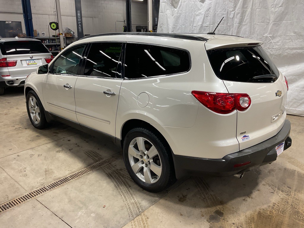 2011 Chevrolet Traverse Image 2