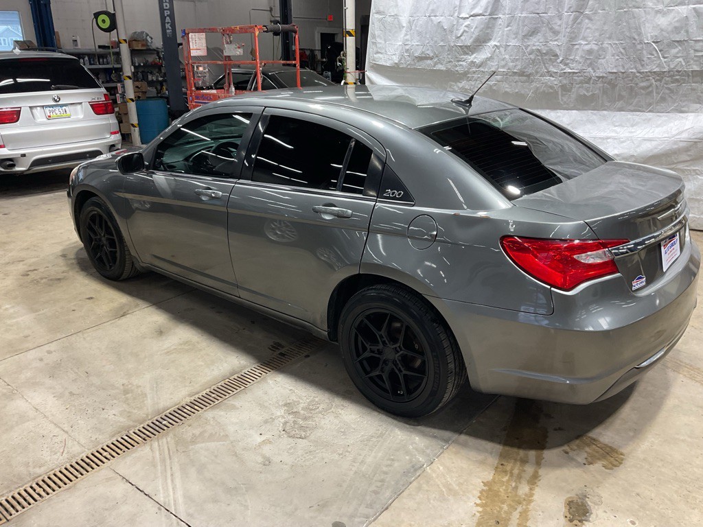 2012 Chrysler 200 Image 2