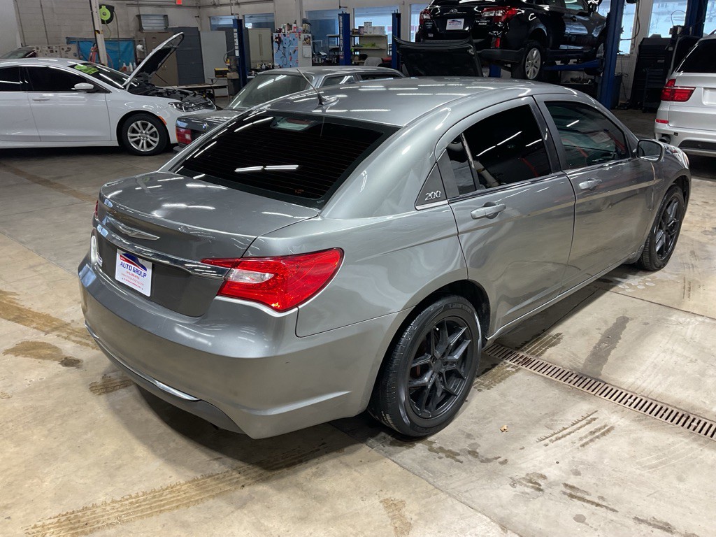 2012 Chrysler 200 Image 3