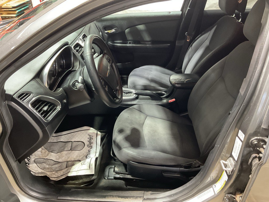 2012 Chrysler 200 Image 6