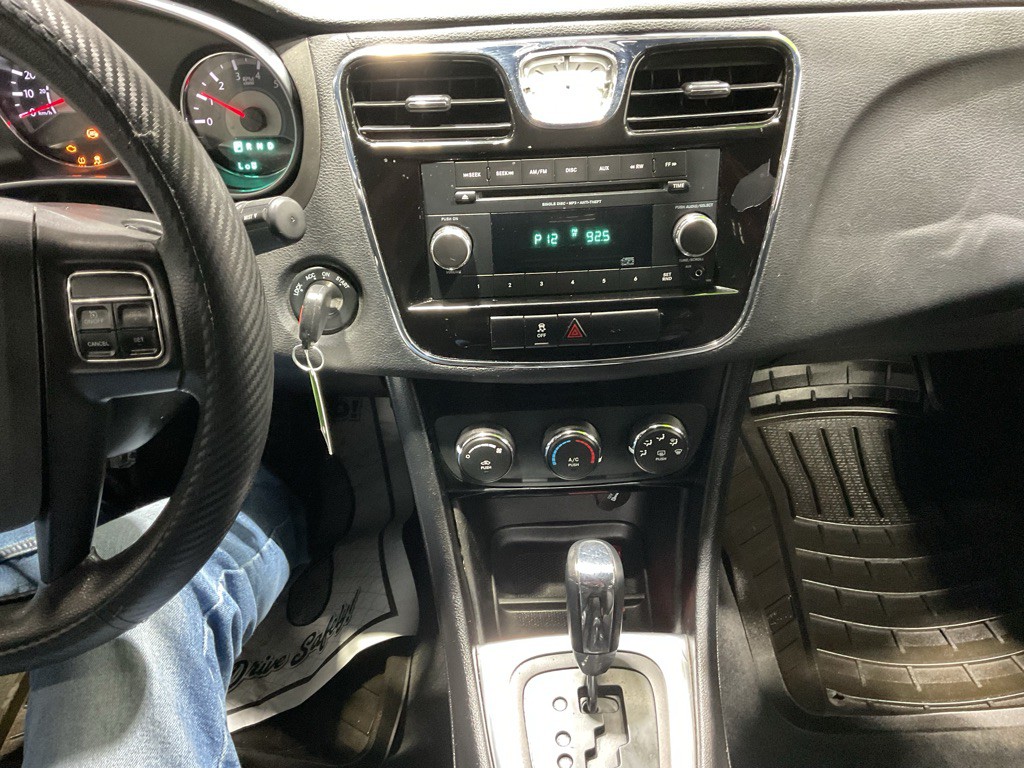 2012 Chrysler 200 Image 9