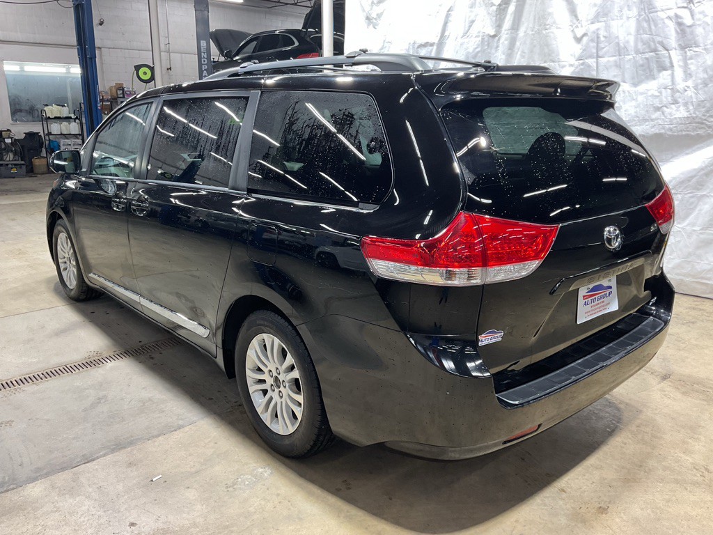 2014 Toyota Sienna Image 2