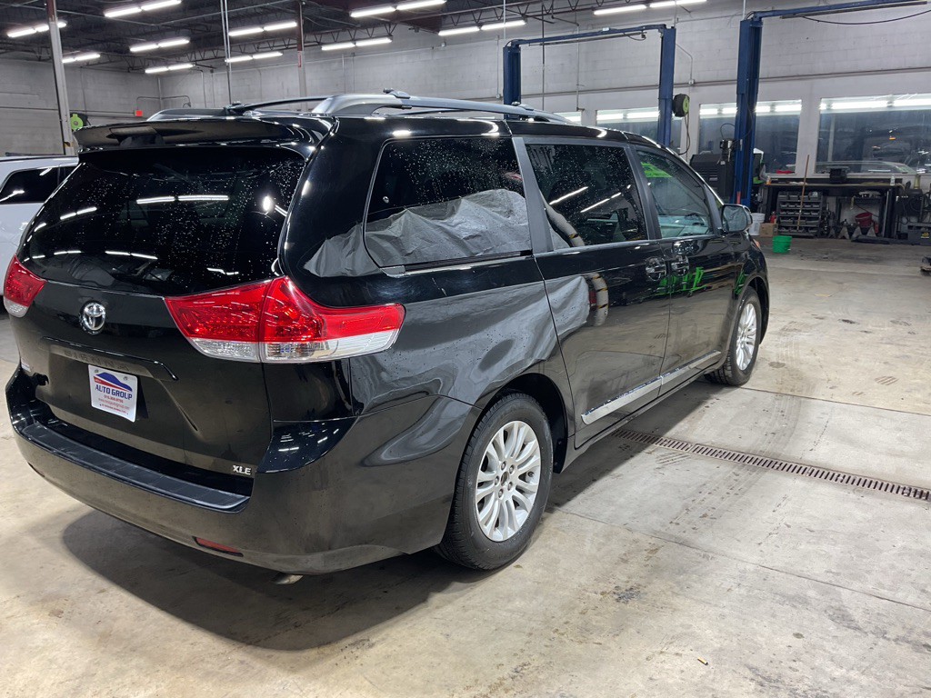 2014 Toyota Sienna Image 3