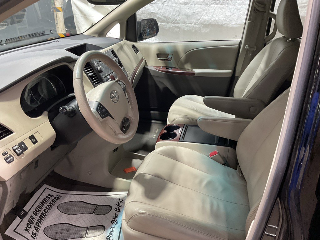 2014 Toyota Sienna Image 8