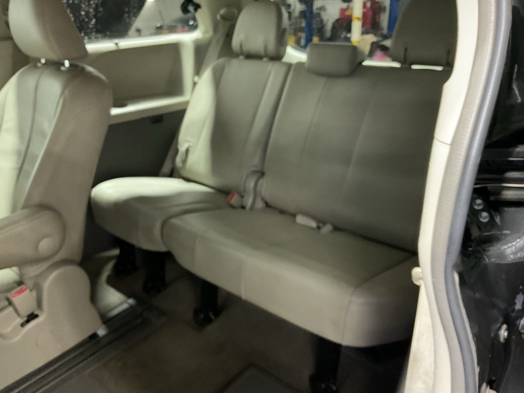 2014 Toyota Sienna Image 10