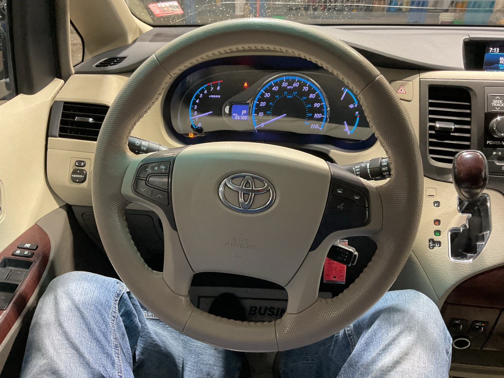 2014 Toyota Sienna Image 12