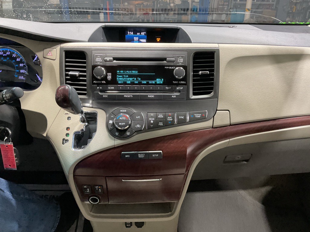 2014 Toyota Sienna Image 13