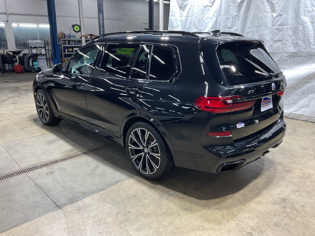 2022 BMW X7 Image 2