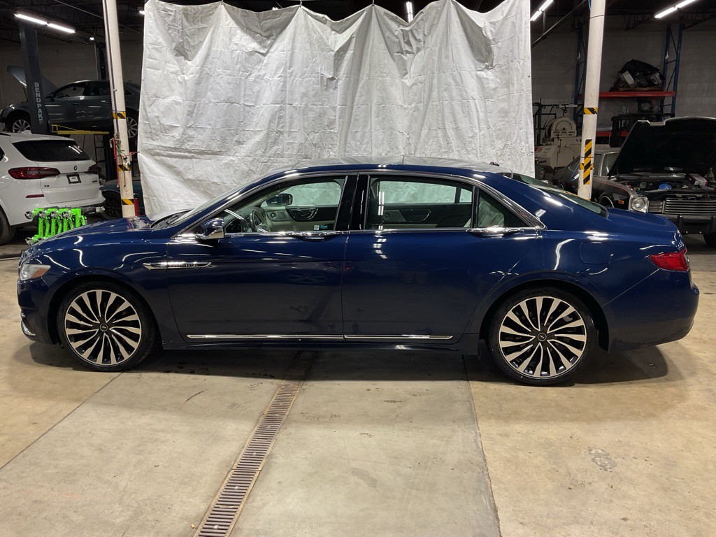 2017 Lincoln Continental Image 2