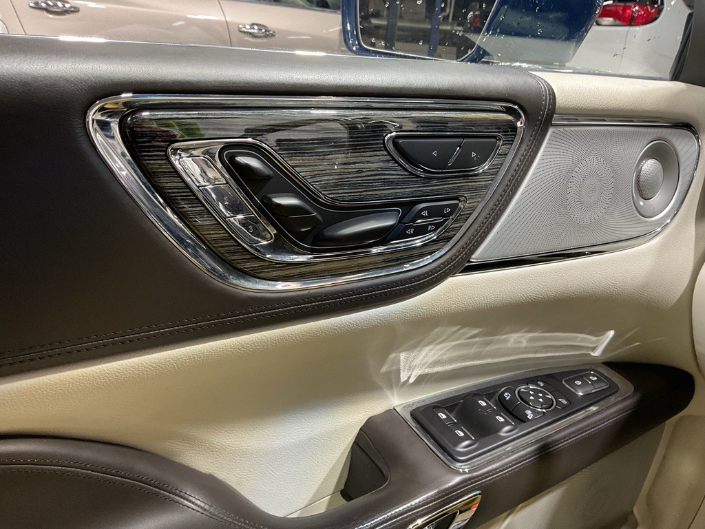 2017 Lincoln Continental Image 12