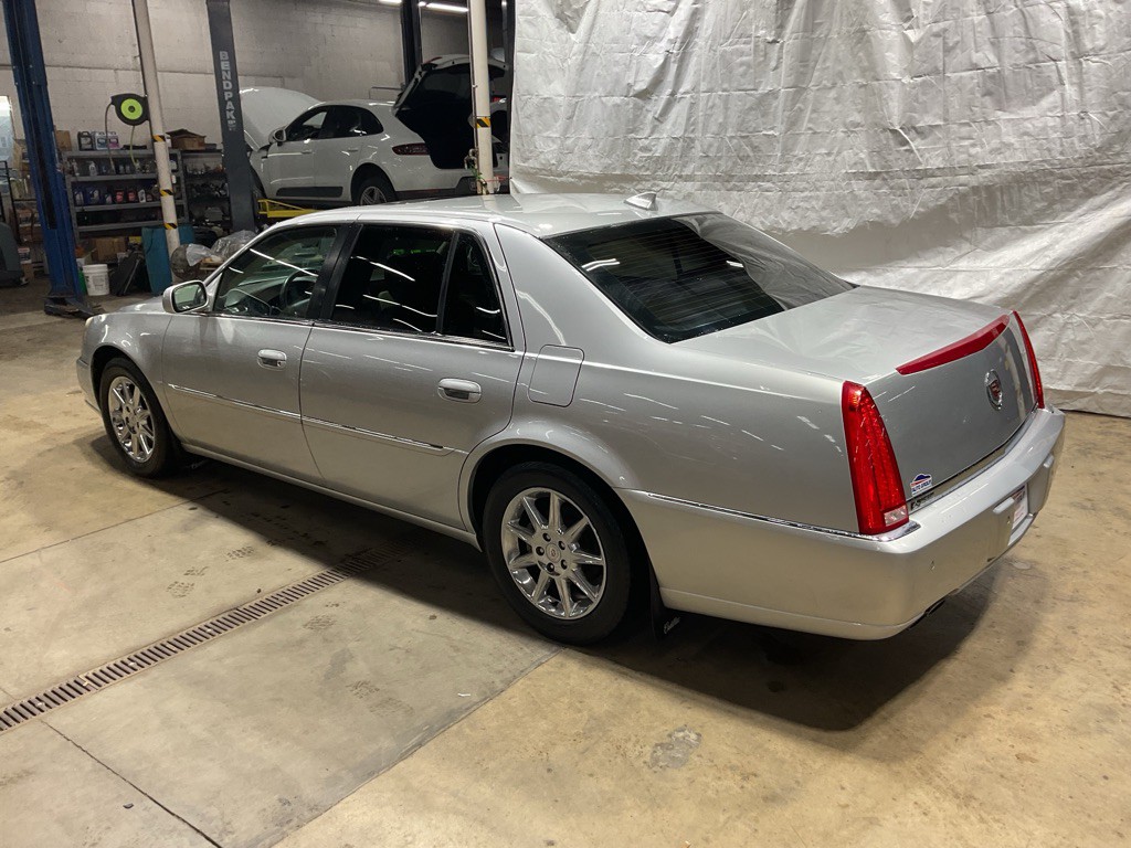 2011 Cadillac DTS Image 2