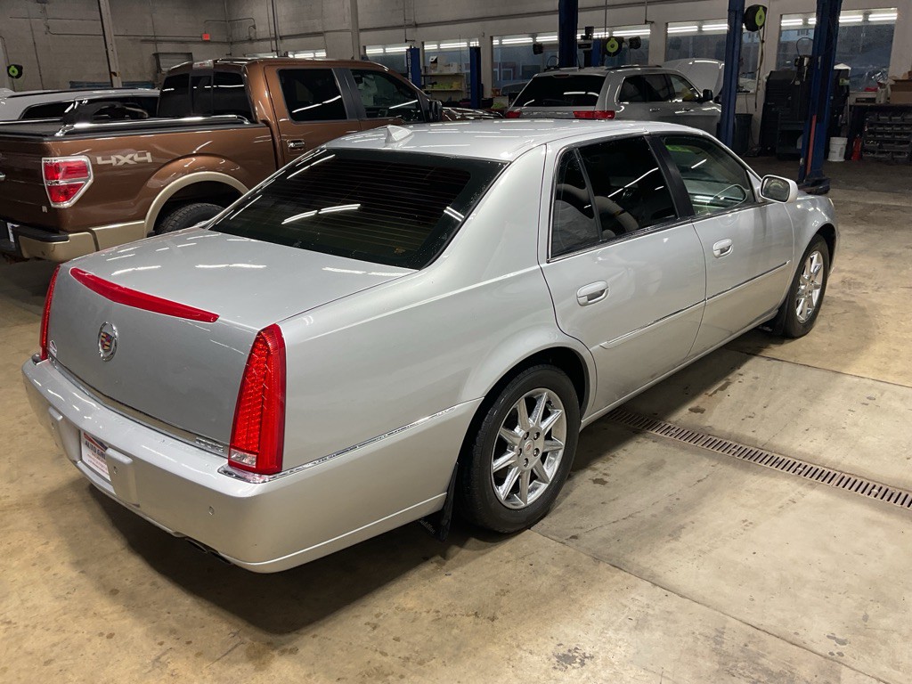 2011 Cadillac DTS Image 3