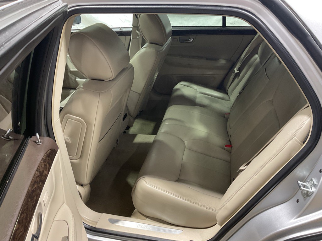2011 Cadillac DTS Image 8