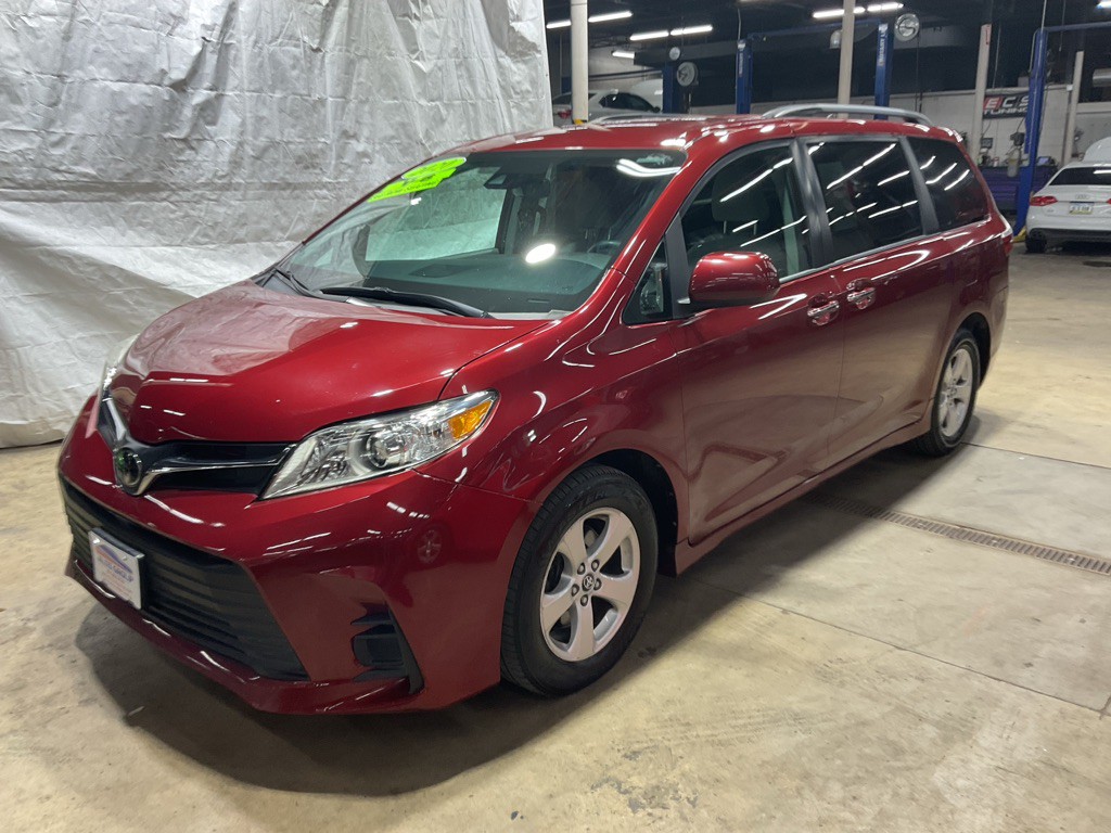 2020 Toyota Sienna Image 1