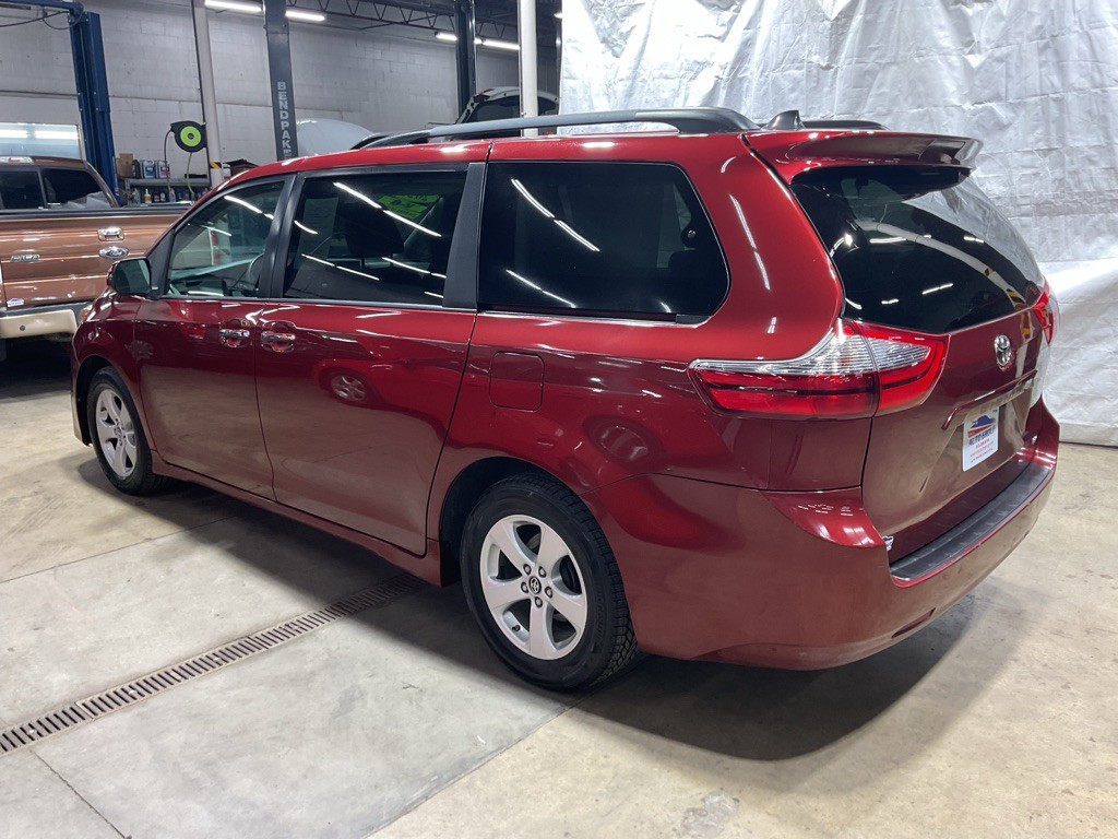 2020 Toyota Sienna Image 2