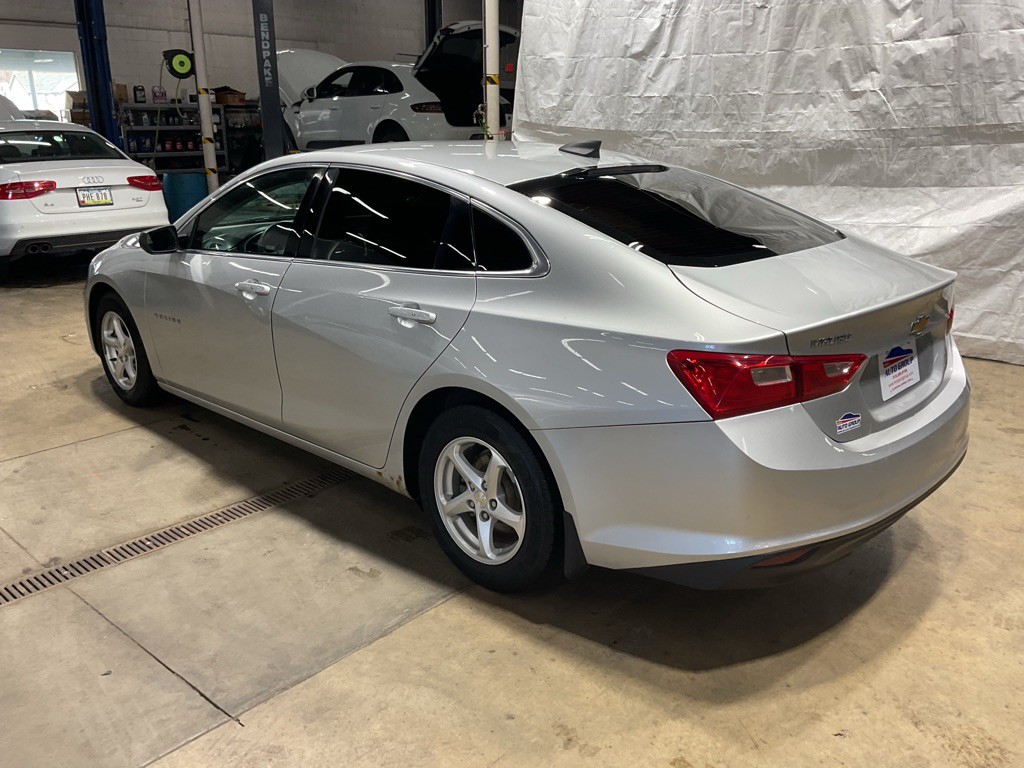 2018 Chevrolet Malibu Image 2