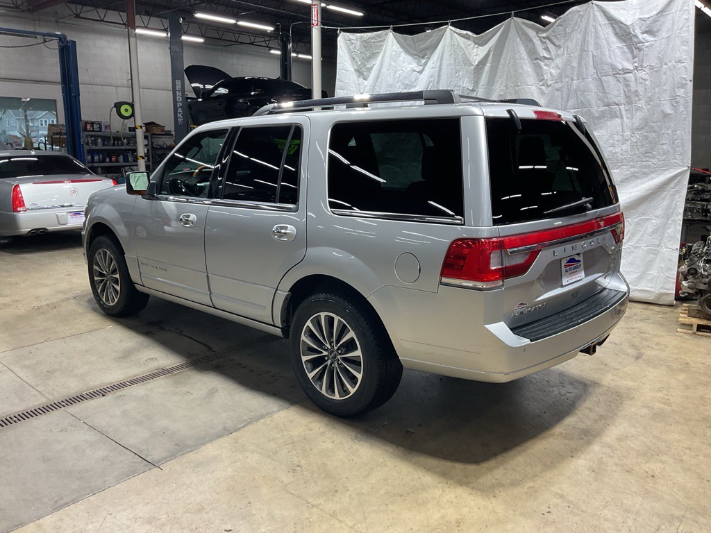 2016 Lincoln Navigator Image 2