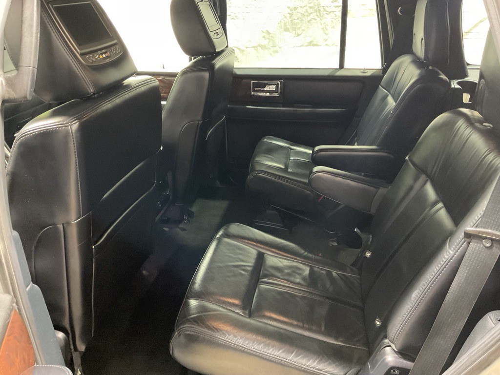 2016 Lincoln Navigator Image 9
