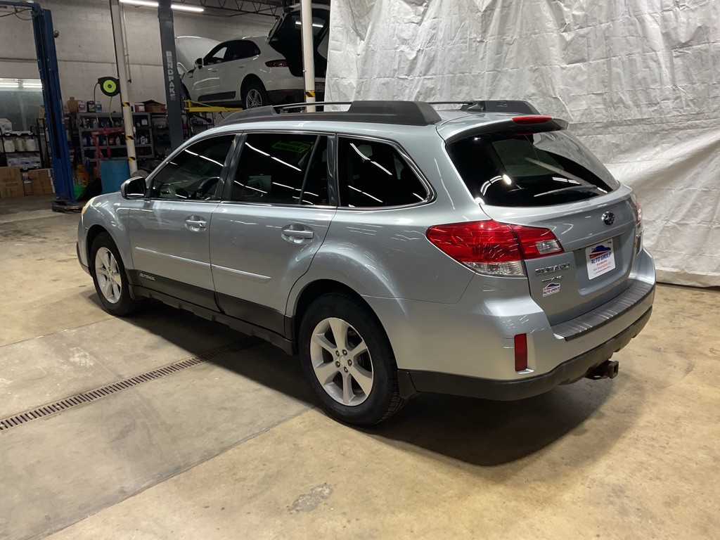 2013 Subaru Outback Image 2