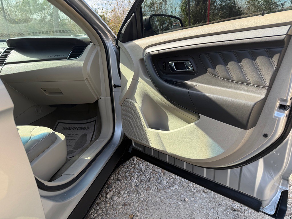 2012 Ford Taurus Image 25