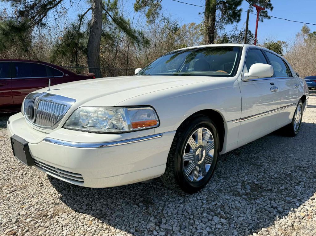 2004 Lincoln Town Car Image 1
