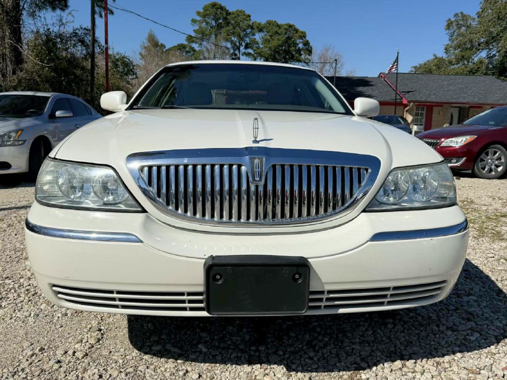 2004 Lincoln Town Car Image 2