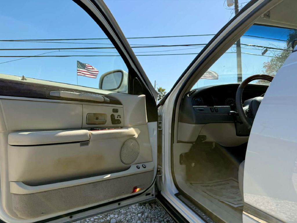 2004 Lincoln Town Car Image 6