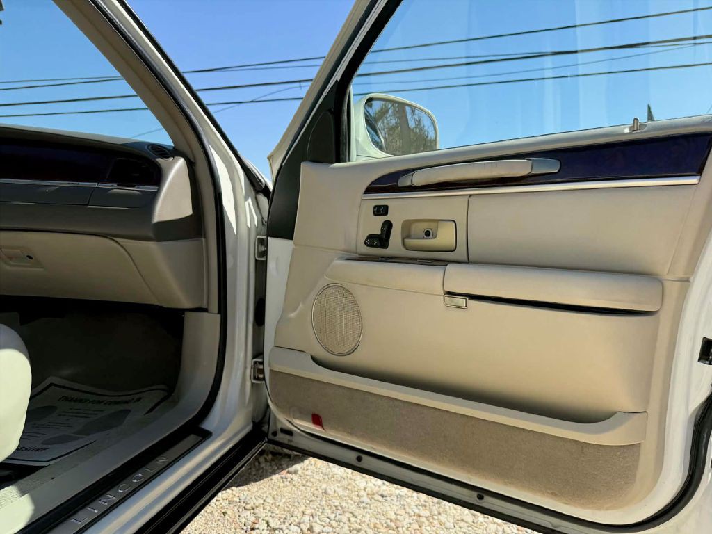 2004 Lincoln Town Car Image 8