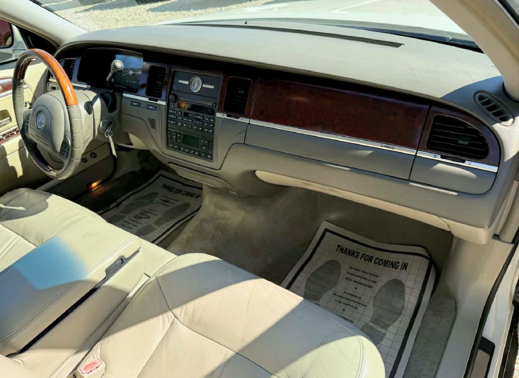 2004 Lincoln Town Car Image 9