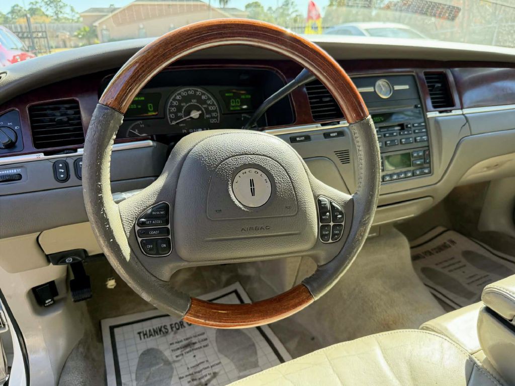 2004 Lincoln Town Car Image 10