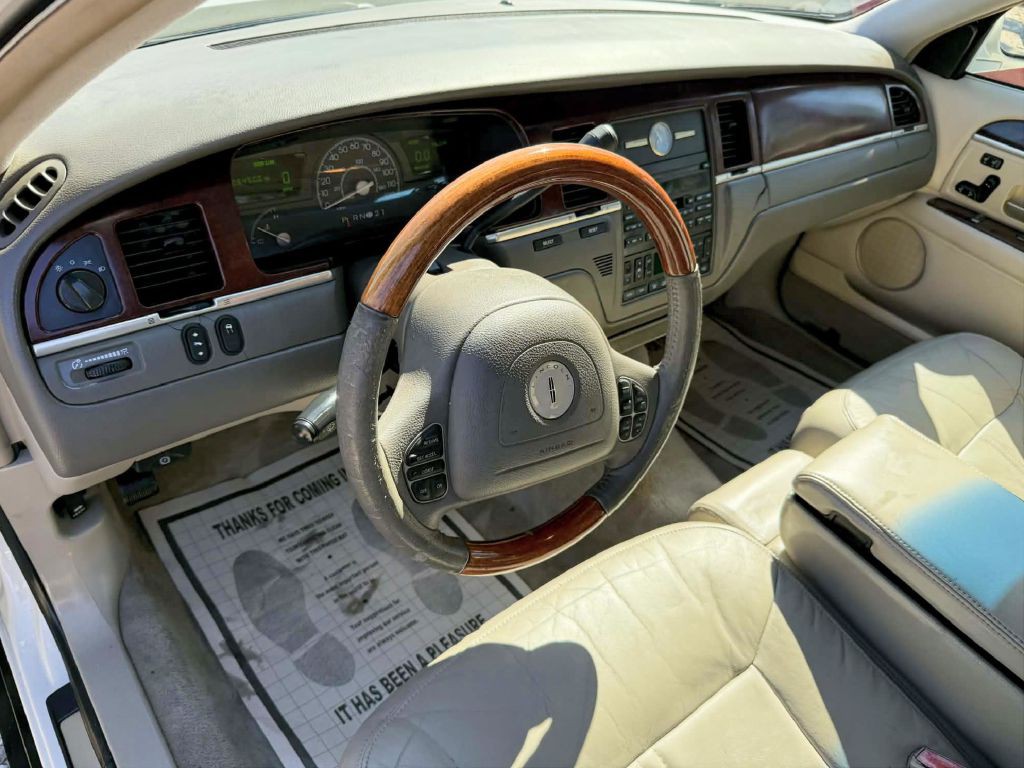 2004 Lincoln Town Car Image 11