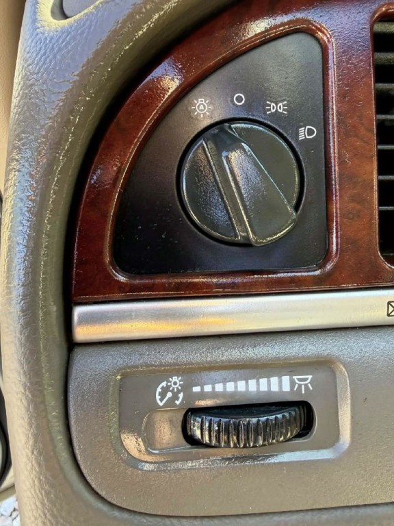 2004 Lincoln Town Car Image 12