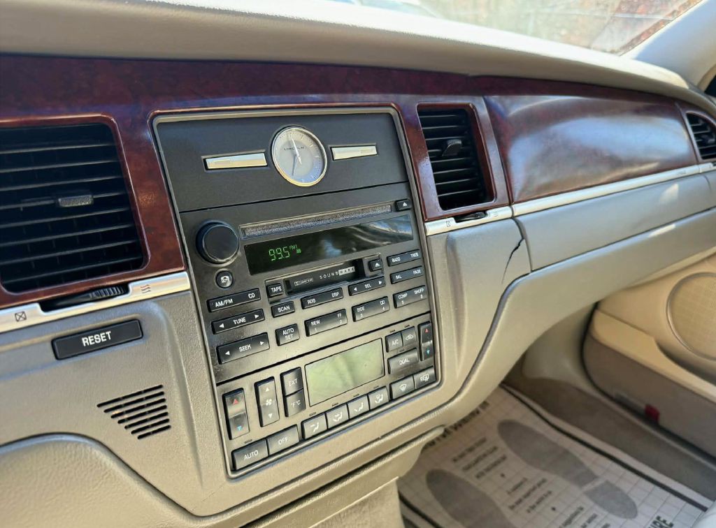 2004 Lincoln Town Car Image 14
