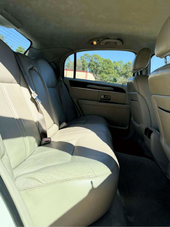 2004 Lincoln Town Car Image 16
