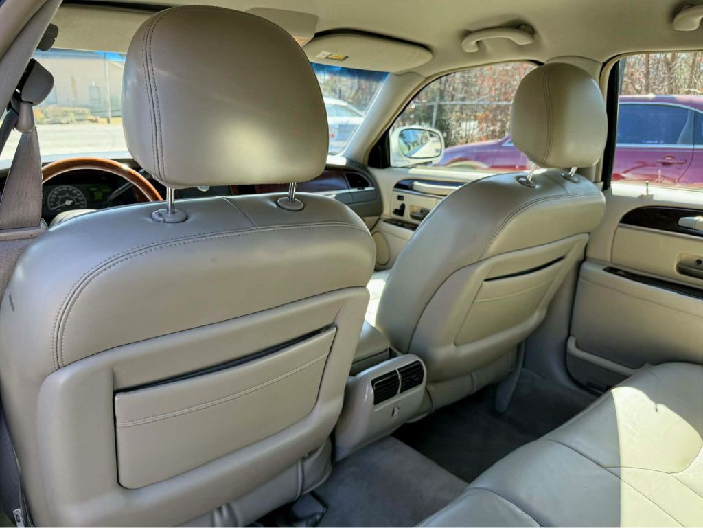 2004 Lincoln Town Car Image 18