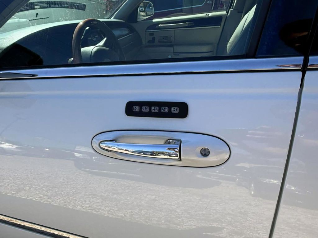 2004 Lincoln Town Car Image 19