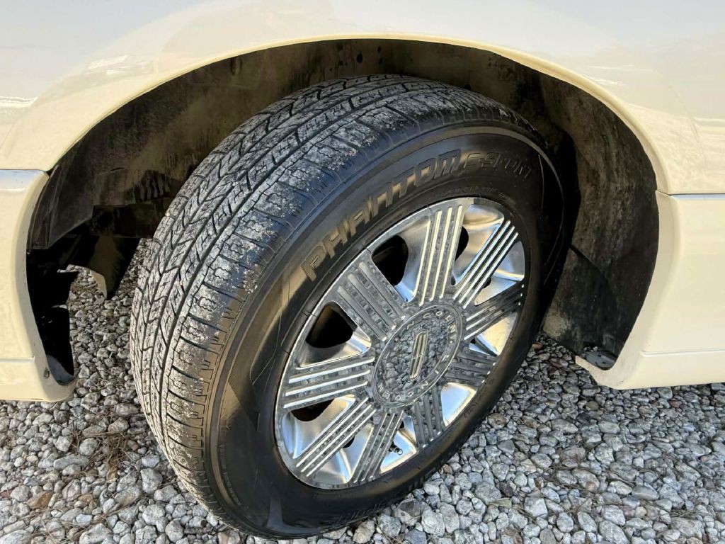 2004 Lincoln Town Car Image 21