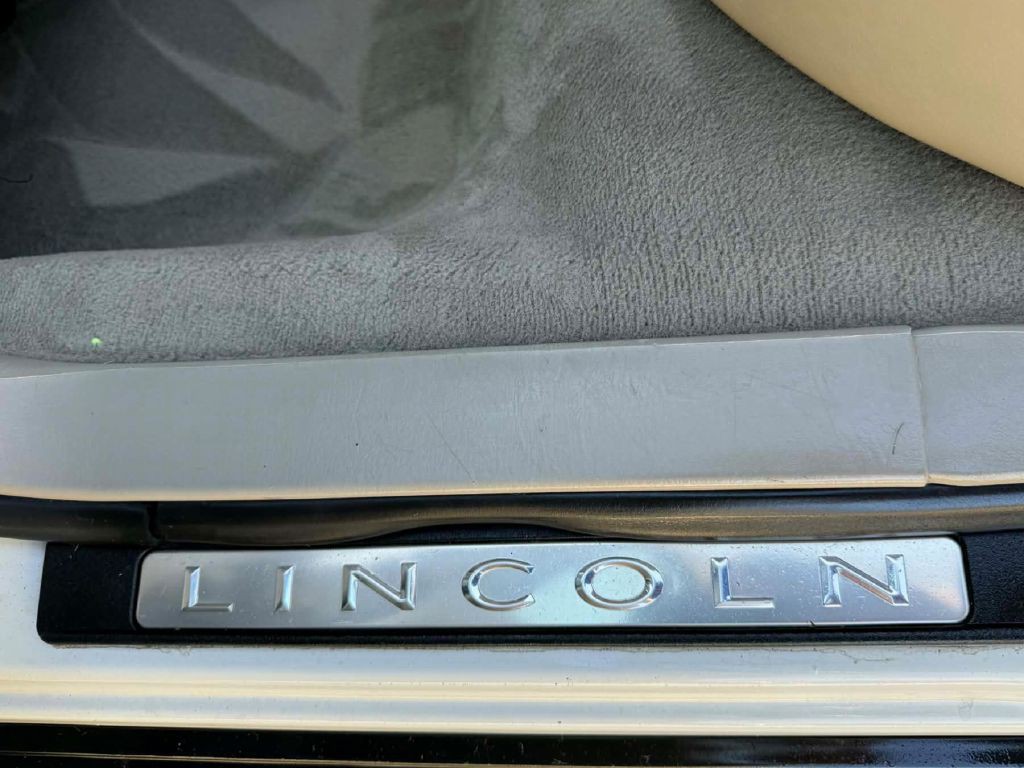 2004 Lincoln Town Car Image 23
