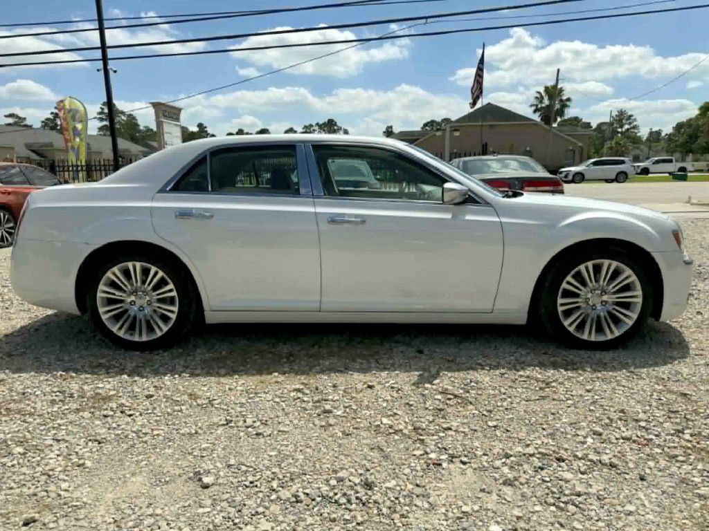2012 Chrysler 300 Image 4