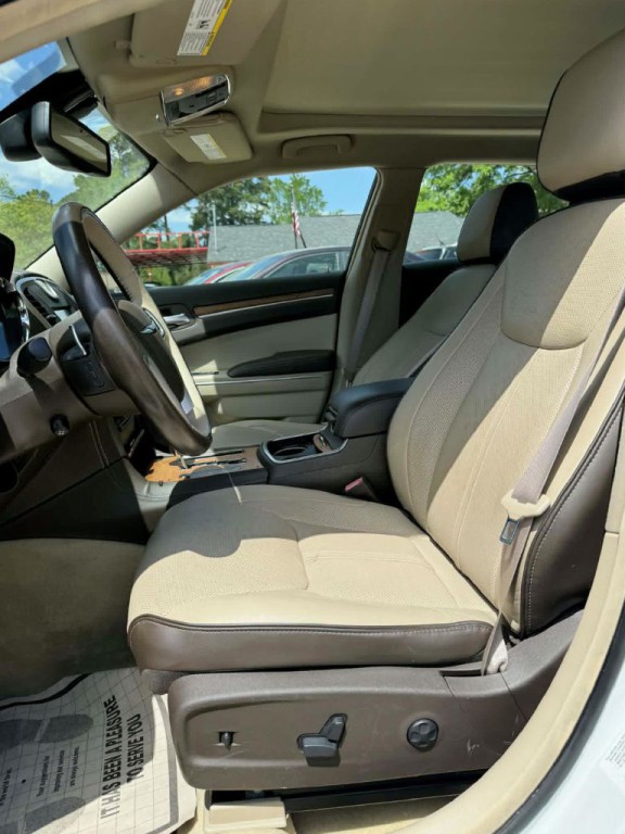 2012 Chrysler 300 Image 9