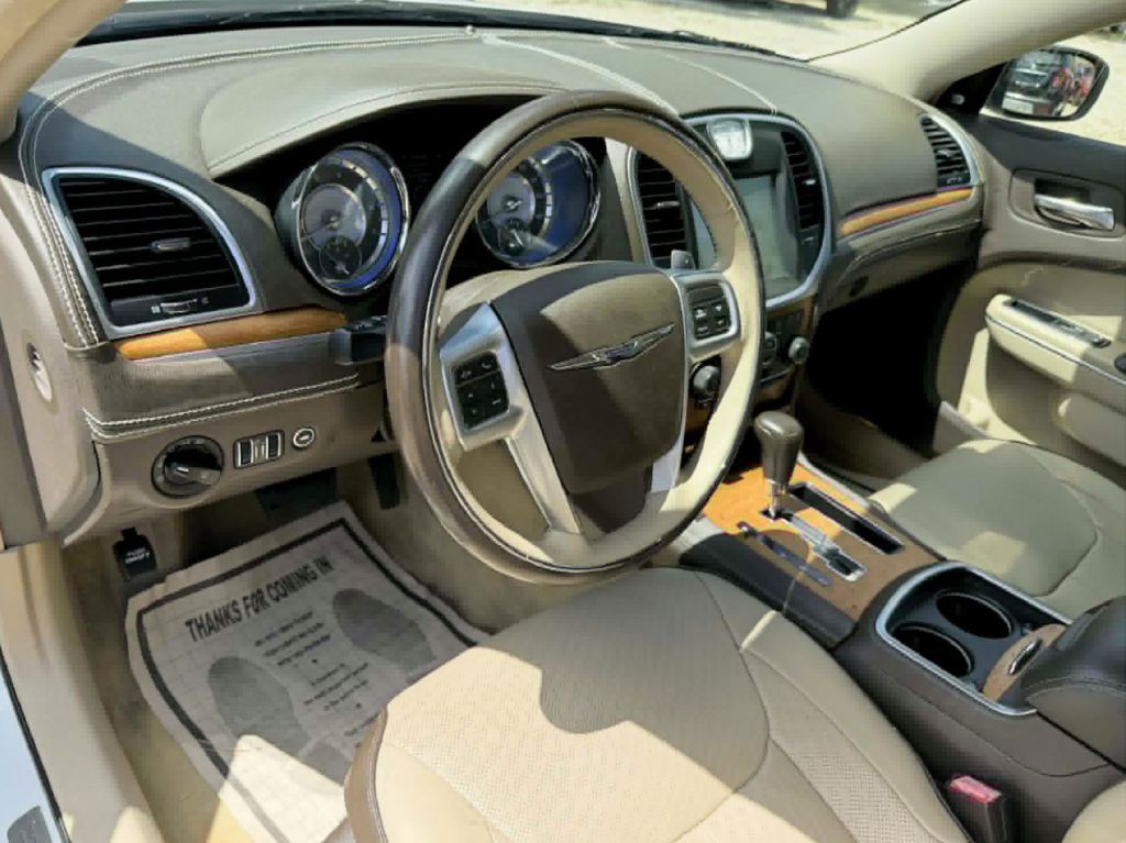 2012 Chrysler 300 Image 10