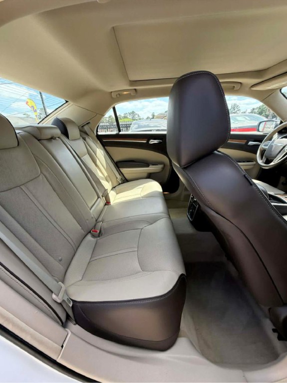 2012 Chrysler 300 Image 11