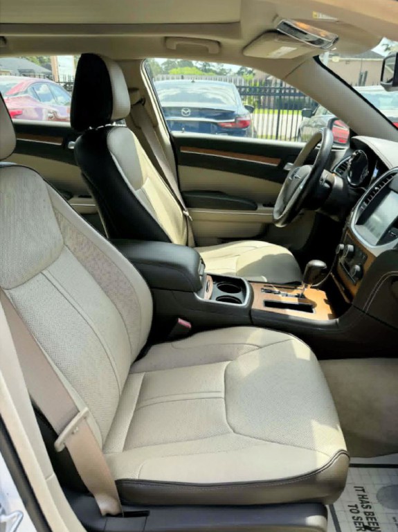 2012 Chrysler 300 Image 12